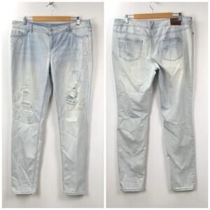 2/$30 Maurices Large Womens Light Wash Distressed Embroidered Skinny Denim Jeans